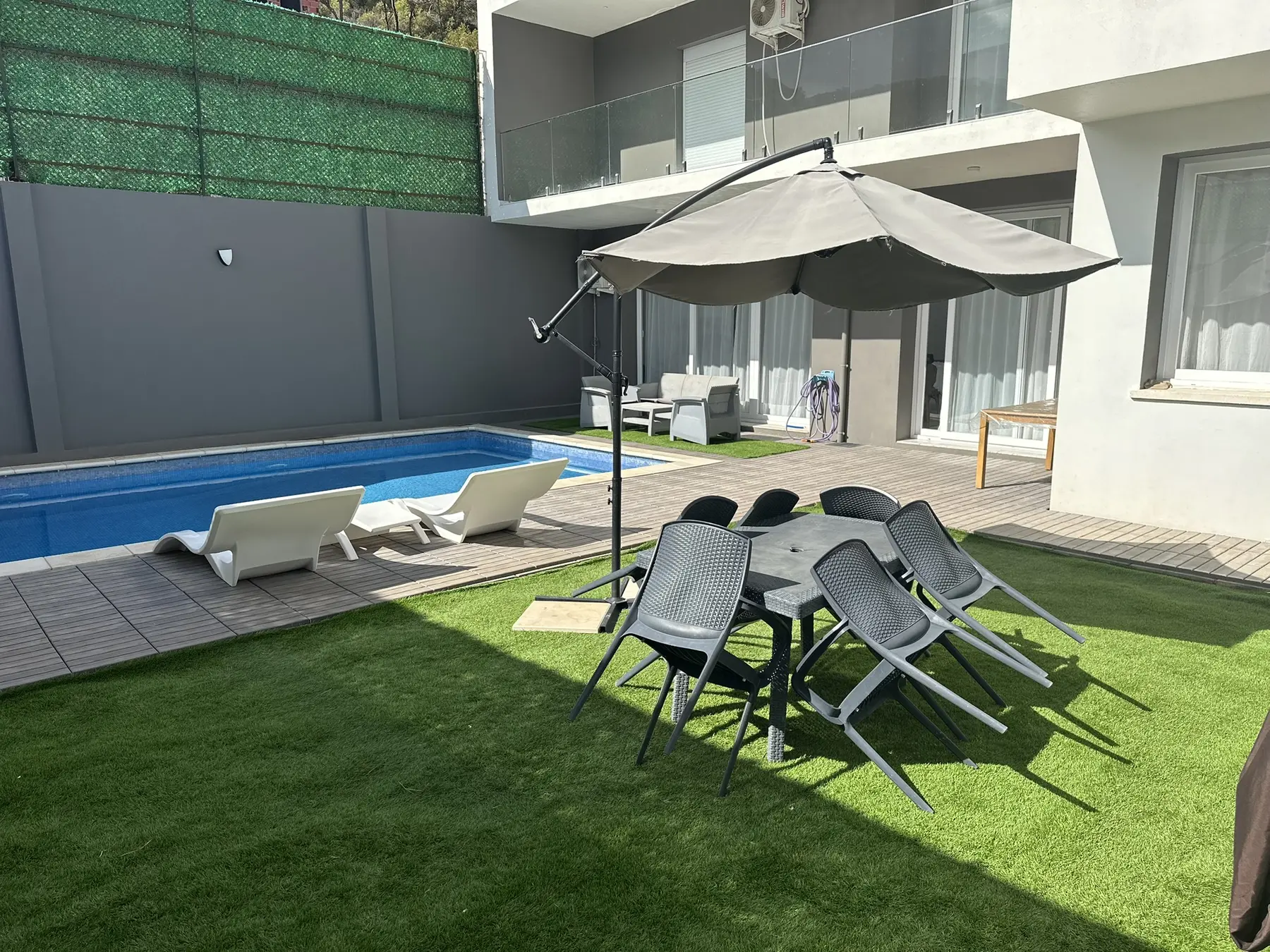 Détente au bord de la piscine