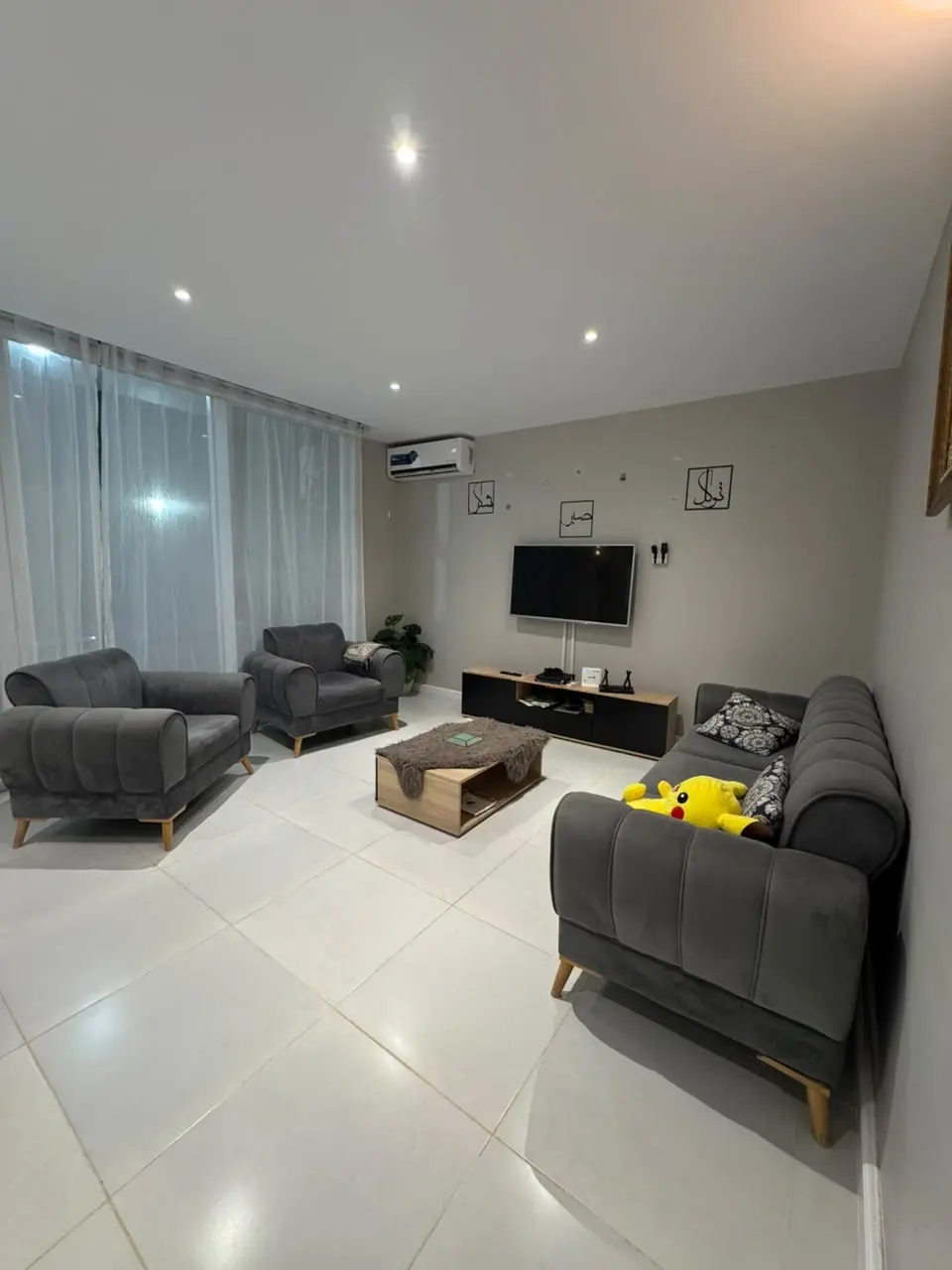 Salon familial et espace télévision