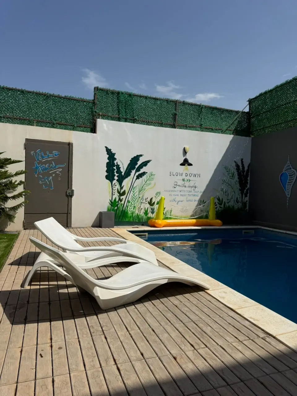 Transats au bord de la piscine