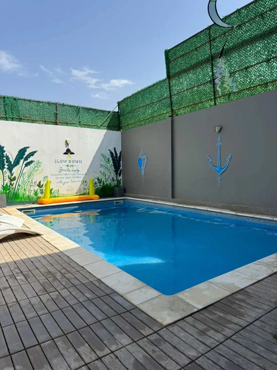Piscine privée et fresque méditerranéenne